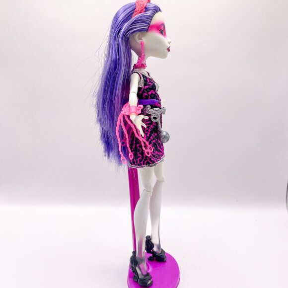 Monster High Spectra Vondergeist as Polterghoul – Near Complete w/ Stand - Picture 6 of 6